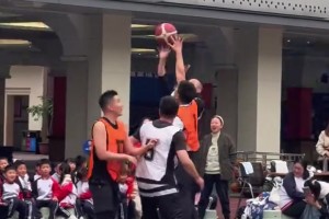 关于参加儿子学校篮球比赛，裤子都拼掉的这件事！